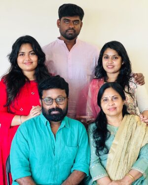 Anu Anand Instagram - Happy Diwali from ours to yours 🪔✨💫

#family #lovefamily #diwali