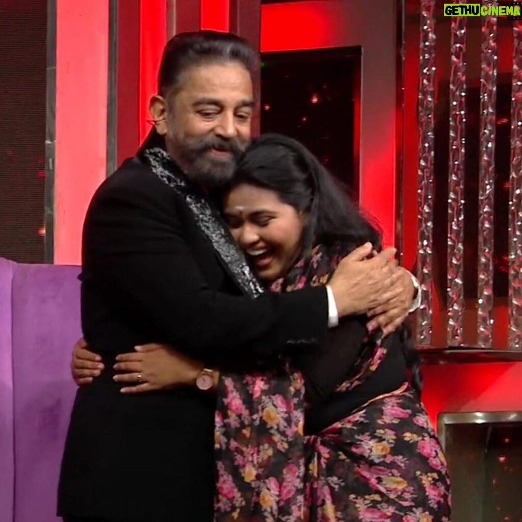 Anu Anand Instagram - Oh my god !!!!!😍😍😍 Na enna solluven 😍😍 epdi solluven 😍😍😍 A hug from my aandavar 😍😍. This is something huge 😍😍 this is a Beautiful memory which I’ll Cherrish forever 😍😍 @ikamalhaasan . . . #kamalhaasan #kamalhaasanfan #fanofkamalhassan #anuanandsupersinger8 #anuanand_official #anuanand