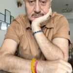 Anupam Kher Instagram - भाइयों और बहनों! आज मेरे बचपन की एक संगीतमय लड़ी टूट गई! जब हम छोटे थे पूरा परिवार #AmeenSayani जी की आवाज़ सुनने के लिए उतना ही आतुर होता था जितना गायकों की।कभी कभी तो सिंगर्स से भी ज़्यादा! #BinacaGeetMala हमारे लिए एक therapy का काम करता था।धन्यवाद अमीन सयानी साहब! आपकी आवाज़ और शख़्सियत के लिए! ओम शांति! 💔🌺😍🕉 #Legend #Radio #Childhood Hyderabad