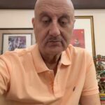 Anupam Kher Instagram - जैसे जैसे ज़िंदगी आगे बढ़ती है बहुत सारे संबंध हम से बिछड़ने लगते हैं।कुछ दिल से बिछड़ते हैं, कुछ दिमाग़ से बिछड़ते हैं, कुछ जिस्म से बिछड़ते हैं और कुछ ज़िंदगी से बिछड़ जाते हैं।जो दिल, दिमाग़ और जिस्म से बिछड़ते हैं! उनका सदमा तो हम अपने अंदर लेकर जीते ही है! लेकिन जो ज़िंदगी से बिछड़ जाते हैं! उन्हें कोई कैसे भुला सकता है।मेरे प्यारे #राजबिसारिया साहब और मेरी दोस्त #कविताचौधरी- आप दोनों की बहुत याद आएगी! ओम शांति! 💔🕉 #Mentor #Friend #Loss Mumbai - मुंबई