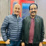 Anupam Kher Instagram - प्रांत अलग! पहनावा अलग! भाषा अलग! पर देश एक… और राम जी…एक !!! अयोध्या में बहुत लोगों से भेंट हुई! सब के साथ तस्वीर खिंचवाना असंभव था।जो मिले सब राम लल्ला में समाये थे! जय श्री राम!! ❤️🕉🙏 #PragathiRishabShetty #RishabShetty #SSomnathJi #BhaichungBhuria #BimlendraJi #RajniKanth #ManojJoshi #Santgan #AdmiralDKJoshi #AmishDevgan #SudhirChaudhary #AmanChopra #Ram #Ayodhya श्री राम जन्मभूमि, अयोध्या - Shri Ram Janmabhoomi, Ayodhya