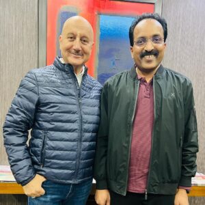 Anupam Kher Instagram - प्रांत अलग! पहनावा अलग! भाषा अलग! पर देश एक… और राम जी…एक !!! अयोध्या में बहुत लोगों से भेंट हुई! सब के साथ तस्वीर खिंचवाना असंभव था।जो मिले सब राम लल्ला में समाये थे! जय श्री राम!! ❤️🕉🙏 #PragathiRishabShetty #RishabShetty #SSomnathJi  #BhaichungBhuria #BimlendraJi #RajniKanth #ManojJoshi #Santgan #AdmiralDKJoshi #AmishDevgan #SudhirChaudhary #AmanChopra #Ram #Ayodhya