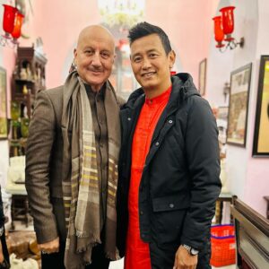 Anupam Kher Instagram - प्रांत अलग! पहनावा अलग! भाषा अलग! पर देश एक… और राम जी…एक !!! अयोध्या में बहुत लोगों से भेंट हुई! सब के साथ तस्वीर खिंचवाना असंभव था।जो मिले सब राम लल्ला में समाये थे! जय श्री राम!! ❤️🕉🙏 #PragathiRishabShetty #RishabShetty #SSomnathJi  #BhaichungBhuria #BimlendraJi #RajniKanth #ManojJoshi #Santgan #AdmiralDKJoshi #AmishDevgan #SudhirChaudhary #AmanChopra #Ram #Ayodhya