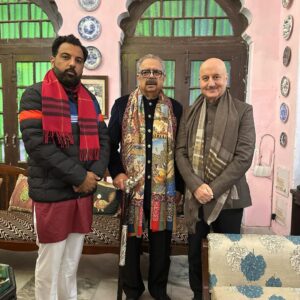 Anupam Kher Instagram - प्रांत अलग! पहनावा अलग! भाषा अलग! पर देश एक… और राम जी…एक !!! अयोध्या में बहुत लोगों से भेंट हुई! सब के साथ तस्वीर खिंचवाना असंभव था।जो मिले सब राम लल्ला में समाये थे! जय श्री राम!! ❤️🕉🙏 #PragathiRishabShetty #RishabShetty #SSomnathJi  #BhaichungBhuria #BimlendraJi #RajniKanth #ManojJoshi #Santgan #AdmiralDKJoshi #AmishDevgan #SudhirChaudhary #AmanChopra #Ram #Ayodhya