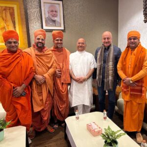 Anupam Kher Instagram - प्रांत अलग! पहनावा अलग! भाषा अलग! पर देश एक… और राम जी…एक !!! अयोध्या में बहुत लोगों से भेंट हुई! सब के साथ तस्वीर खिंचवाना असंभव था।जो मिले सब राम लल्ला में समाये थे! जय श्री राम!! ❤️🕉🙏 #PragathiRishabShetty #RishabShetty #SSomnathJi  #BhaichungBhuria #BimlendraJi #RajniKanth #ManojJoshi #Santgan #AdmiralDKJoshi #AmishDevgan #SudhirChaudhary #AmanChopra #Ram #Ayodhya