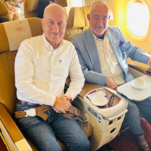 Anupam Kher Instagram - प्रांत अलग! पहनावा अलग! भाषा अलग! पर देश एक… और राम जी…एक !!! अयोध्या में बहुत लोगों से भेंट हुई! सब के साथ तस्वीर खिंचवाना असंभव था।जो मिले सब राम लल्ला में समाये थे! जय श्री राम!! ❤️🕉🙏 #PragathiRishabShetty #RishabShetty #SSomnathJi  #BhaichungBhuria #BimlendraJi #RajniKanth #ManojJoshi #Santgan #AdmiralDKJoshi #AmishDevgan #SudhirChaudhary #AmanChopra #Ram #Ayodhya