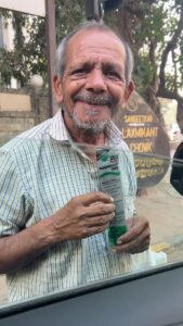 Anupam Kher Instagram - BALD AND BEAUTIFUL!! Funny Encounter in Mumbai: Raju sells combs (कंघी) on the streets of Mumbai! I will never have a reason to buy a comb. But it was his birthday. And he felt if I buy one it will be a good beginning for him. I was sure he had seen better days in life. His smile was infectious and inspirational! If you ever see him please buy his combs. Doesn’t matter if you have hair or not! He will brighten your day with his simple persona! ❤️😍😂 #Life #Inspirational #Funny #BaldAndBeautiful Mumbai - मुंबई