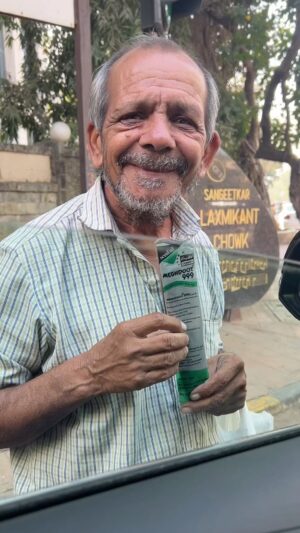 Anupam Kher Instagram - BALD AND BEAUTIFUL!! 
Funny Encounter in Mumbai: Raju sells combs (कंघी) on the streets of Mumbai! I will never have a reason to buy a comb. But it was his birthday. And he felt if I buy one it will be a good beginning for him. I was sure he had seen better days in life. His smile was infectious and inspirational! If you ever see him please buy his combs. Doesn’t matter if you have hair or not! He will brighten your day with his simple persona! ❤️😍😂 #Life #Inspirational #Funny #BaldAndBeautiful