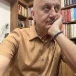 Anupam Kher Instagram - जिन्हें लगता है कि उनका साल उतना अच्छा नहीं गया जितना जाना चाहिए था… ये चंद पंक्तियाँ आपको प्रेरणा देगी!!! ❤️ #HappyNewYear Mumbai - मुंबई