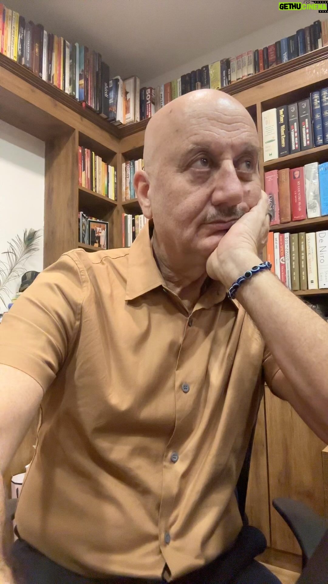 Anupam Kher Instagram - जिन्हें लगता है कि उनका साल उतना अच्छा नहीं गया जितना जाना चाहिए था… ये चंद पंक्तियाँ आपको प्रेरणा देगी!!! ❤️ #HappyNewYear Mumbai - मुंबई