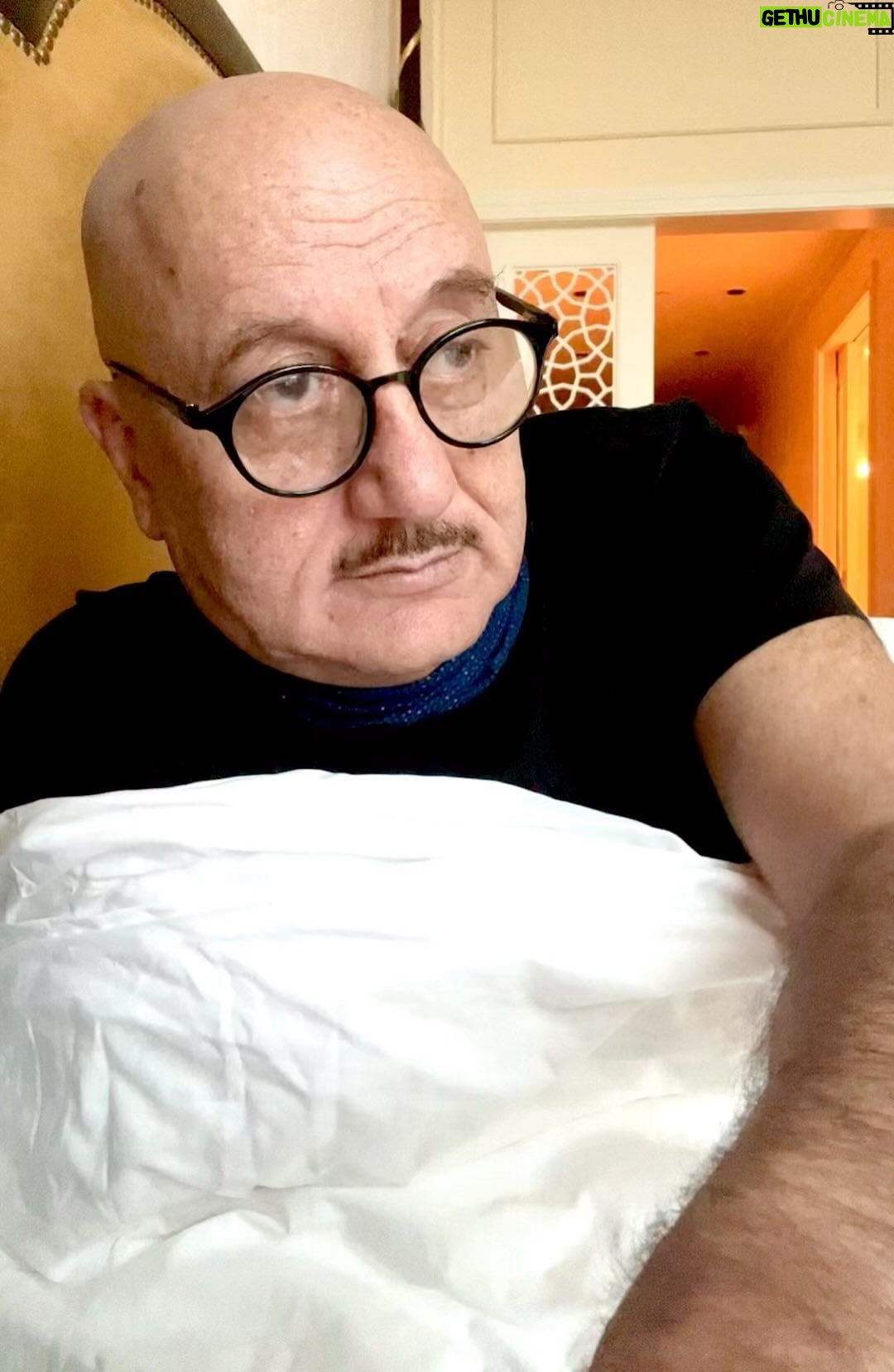 Anupam Kher Instagram - फिर एक दिसंबर गुज़र रहा है… चंद पंक्तियाँ जो मुझे अच्छी लगी! उम्मीद करता हूँ आपको भी लगेंगी! 🧣😍 #December