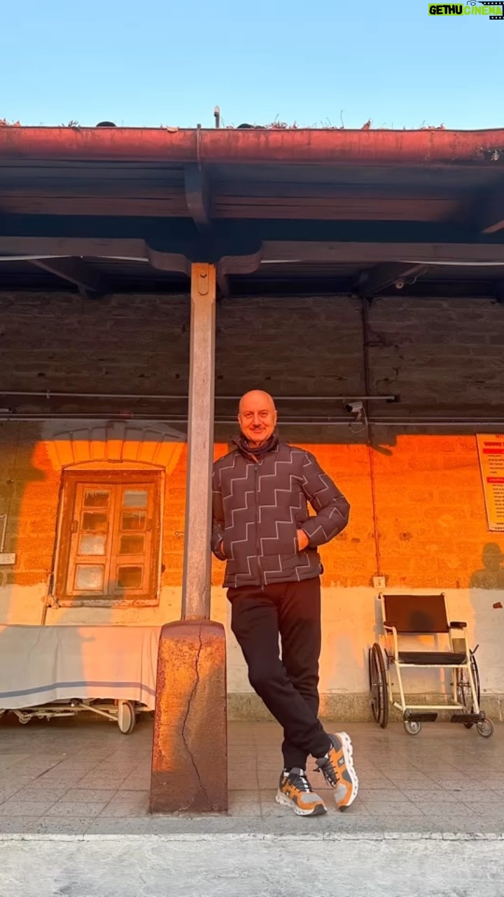 Anupam Kher Instagram - Sometimes PEACE is seeing a sunset and knowing who to THANK. ❤️