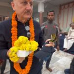Anupam Kher Instagram - आज वाराणसी के हनुमान जी के संकट मोचन मंदिर में प्रार्थना की।आप सब के लिये भी। बहुत शांति और शक्ति मिली।वाराणसी का लुभावना और खूबसूरत बदलाव अदभुत है। जय बजरंग बली। 🙏🌺😍🕉️ @narendramodi SANKAT MOCHAN, VARANASI