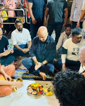 Anupam Kher Instagram - नासिक के समीप अदभुत #त्रिंबकेश्वरमंदिर में शिव जी महाराज की पूजा की।आप सब के लिये भी।सुखद अनुभूति हुई।शक्ति मिली।मन शांत हुआ।अंतिम तस्वीर में आपको मंदिर के गर्भ में स्तिथ शिवलिंग के संपूर्ण दर्शन होंगे! जय भोलेनाथ।जय शिव शंकर।हर हर महादेव! 🙏🕉🙏