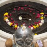 Anupam Kher Instagram - नासिक के समीप अदभुत #त्रिंबकेश्वरमंदिर में शिव जी महाराज की पूजा की।आप सब के लिये भी।सुखद अनुभूति हुई।शक्ति मिली।मन शांत हुआ।अंतिम तस्वीर में आपको मंदिर के गर्भ में स्तिथ शिवलिंग के संपूर्ण दर्शन होंगे! जय भोलेनाथ।जय शिव शंकर।हर हर महादेव! 🙏🕉🙏 Trimbkeshwar Temple
