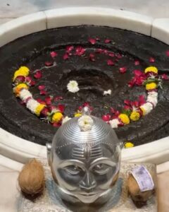 Anupam Kher Instagram - नासिक के समीप अदभुत #त्रिंबकेश्वरमंदिर में शिव जी महाराज की पूजा की।आप सब के लिये भी।सुखद अनुभूति हुई।शक्ति मिली।मन शांत हुआ।अंतिम तस्वीर में आपको मंदिर के गर्भ में स्तिथ शिवलिंग के संपूर्ण दर्शन होंगे! जय भोलेनाथ।जय शिव शंकर।हर हर महादेव! 🙏🕉🙏 Trimbkeshwar Temple