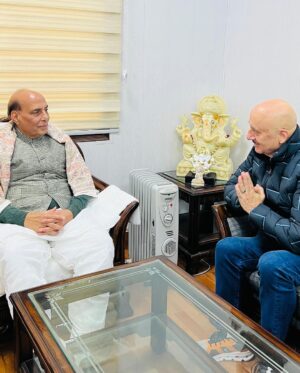 Anupam Kher Instagram - It was my privilege and my honour to meet the dynamic #DefenceMinister of our country Shri. #RajnathSingh ji at his residence! His knowledge about various topics apart from our defence forces is vast and deep. Great learning experience. Thank you Sir for your warmth and hospitality! Jai Hind! 🙏😍🇮🇳 @rajnathsinghbjp