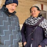 Anupam Kher Instagram - HEARTWARMING; सरला जी की जय हो! मेरी मुलाक़ात सरला जी से landsdown के मिलिट्री हॉस्पिटल में हुई! जहां वो 1995 के बाद “अपने पति जो भारतीय फ़ौज के एक एक्शन में शहीद हुए थे” नौकरी करतीं हैं।उस वक़्त उनके तीन छोटे बच्चे थे। लेकिन हमारी फ़ौज के सहायता से और उनके ख़ुद की मानसिक प्रबलता से हमेशा ख़ुश नज़र आतीं हैं।ऐसा नहीं आज इनके जीवन में परेशानियाँ नहीं है।लेकिन इनके जीने का अन्दाज़ निराला है।ये रिटायर होने बाद भी घर नहीं बैठना चाहतीं।कोई NGO जॉइन करके समाज सेवा करना चाहतीं हैं।धन्यवाद सरला जी! आपसे बातें करके बहुत कुछ सीखने को मिला! प्रभु आपको हमेशा ख़ुश रखे! धन्यवाद भारतीय सेना! सबका इतना ख़्याल रकने के लिये! 🙏😍❤️🇮🇳 @indianarmy.adgpi #IndianArmy #LifeLessons #Encounters #Learning Dehradun The City Of Love