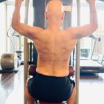 Anupam Kher Instagram - Back to my BACK: I had to stop working out for almost five months due to a fracture in my right shoulder during the shoot of #Vijay69. Now I have started all over again and decided to put this video in public domain to feel responsible and continue to work towards a better physique! Wish me good luck and send me some strength! Jai Ho! 💪👍😍 #YearOfTheBody