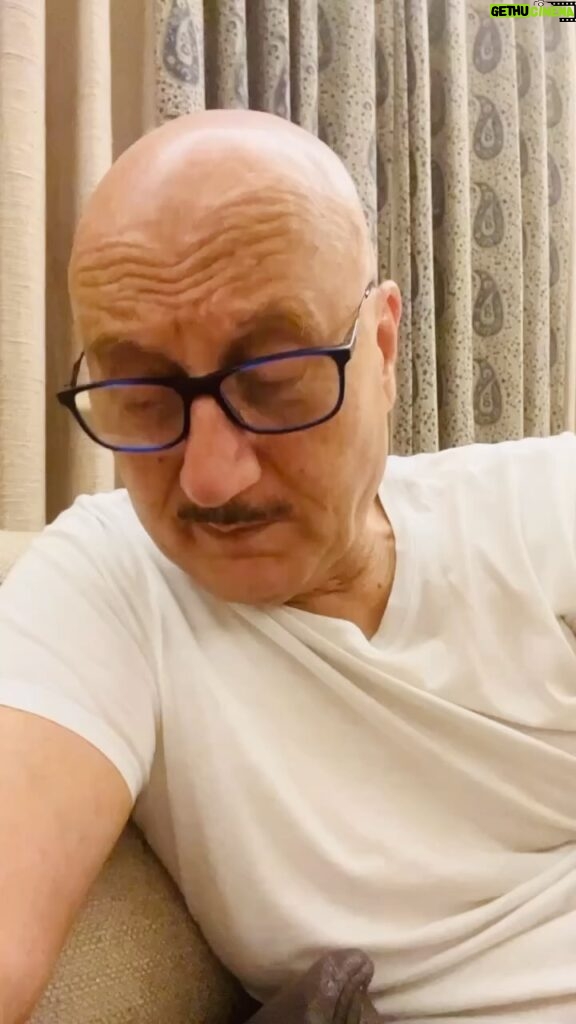 Anupam Kher Instagram - Dearest @balanvidya @riteishd @geneliad! Your Instagram reels are hilarious! They inspired me to make them too. I not only enjoy making them, they also remind me of the films I used to do in 90s. Films like #Dil #DilHaiKiMantaNahin #SholaAurShabnam. Apart from this I have fun. Thank you to you for that and to #Vidya’s manager #Praachi for teaching me how to do it! Enjoy! Jai Ho! 😂😍😂 #Insta #Reels #Comic Mumbai - मुंबई