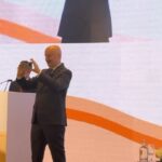 Anupam Kher Instagram - Thank you #LinkInTime for your love, warmth, generosity and appreciation. It was wonderful to share my thoughts and life experiences with you all. Thank you @bhawanasomaaya for being so gracious and compassionate while moderating the session with me. It was great to revisit my life with a friend! 😍❤️🙏 #MotivationalLectures Taj hotel, Gateway of india