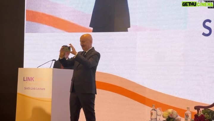 Anupam Kher Instagram - Thank you #LinkInTime for your love, warmth, generosity and appreciation. It was wonderful to share my thoughts and life experiences with you all. Thank you @bhawanasomaaya for being so gracious and compassionate while moderating the session with me. It was great to revisit my life with a friend! 😍❤️🙏 #MotivationalLectures Taj hotel, Gateway of india