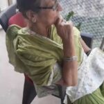Anupam Kher Instagram - माँ बालकनी में प्रभु के ध्यान में बैठी है… भाई राजू बैकग्राऊंड में कुछ तो गुनगुना रहा है… ये ही तो है सुकून की परिभाषा!! जय माता की!! 🙏😍 #DulariRocks #Peace #Mother Mumbai - मुंबई