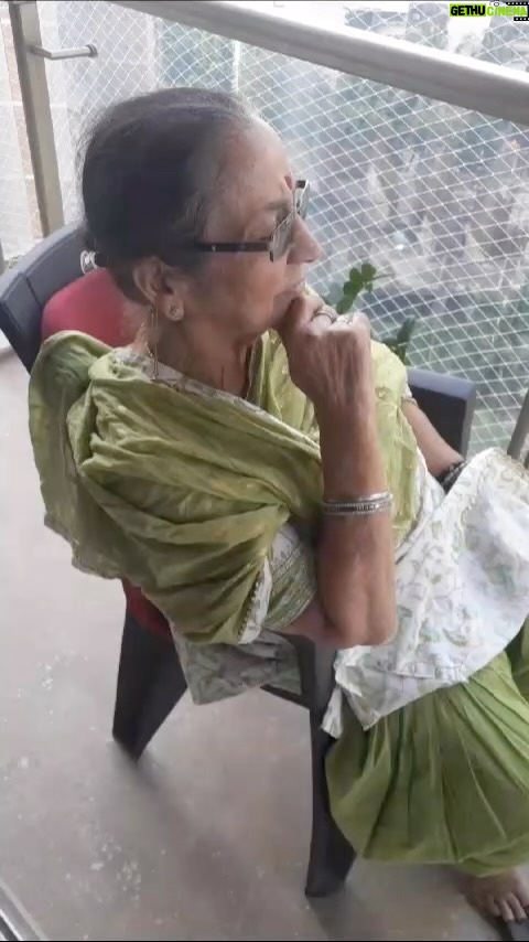 Anupam Kher Instagram - माँ बालकनी में प्रभु के ध्यान में बैठी है… भाई राजू बैकग्राऊंड में कुछ तो गुनगुना रहा है… ये ही तो है सुकून की परिभाषा!! जय माता की!! 🙏😍 #DulariRocks #Peace #Mother Mumbai - मुंबई