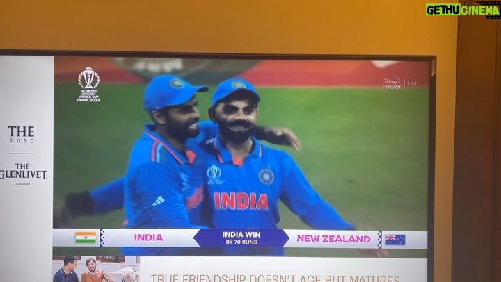 Anupam Kher Instagram - और ऐसे हासिल की जाती है जीत! और ऐसे शान से एंट्री होती है #CricketWorldCup के फाइनल में! मेरे प्यारे भारत! जय हो! जय हो! 👏👏❤️❤️🇮🇳🇮🇳🇮🇳🇮🇳 Wankhede Stadium Mumbai