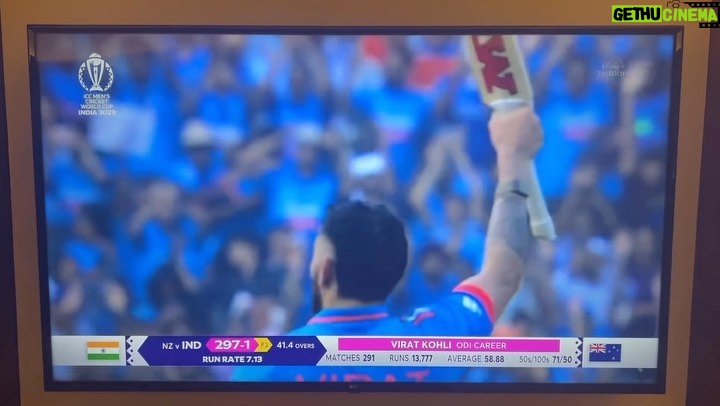 Anupam Kher Instagram - और ऐसे रचा @virat.kohli ने इतिहास।और हम सब भारतीय गर्व से प्रफुल्लित हुए! जय हो! ज़िंदाबाद!! ❤️👏🇮🇳🇮🇳 #WorldCup2023 #Cricket Mumbai - मुंबई