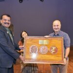 Anupam Kher Instagram - THUNDROUS APPLAUSE: Thank you Vice Admiral #DineshKTripathi Ji, officers of #ArmedForces and their families for your love, warmth and appreciation of my autographical play #KuchBhiHoSaktaHai! Performing this play last night in the #CaptMullaAuditorium was a pure joy for me. Your thunderous applause was heartwarming! By far one of my my best show ever. ❤️👏🇮🇳🇮🇳 Captain Mulla Nath Auditorium,navy Nagar Mumbai