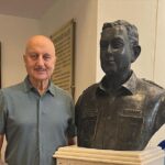 Anupam Kher Instagram - THUNDROUS APPLAUSE: Thank you Vice Admiral #DineshKTripathi Ji, officers of #ArmedForces and their families for your love, warmth and appreciation of my autographical play #KuchBhiHoSaktaHai! Performing this play last night in the #CaptMullaAuditorium was a pure joy for me. Your thunderous applause was heartwarming! By far one of my my best show ever. ❤️👏🇮🇳🇮🇳 Captain Mulla Nath Auditorium,navy Nagar Mumbai