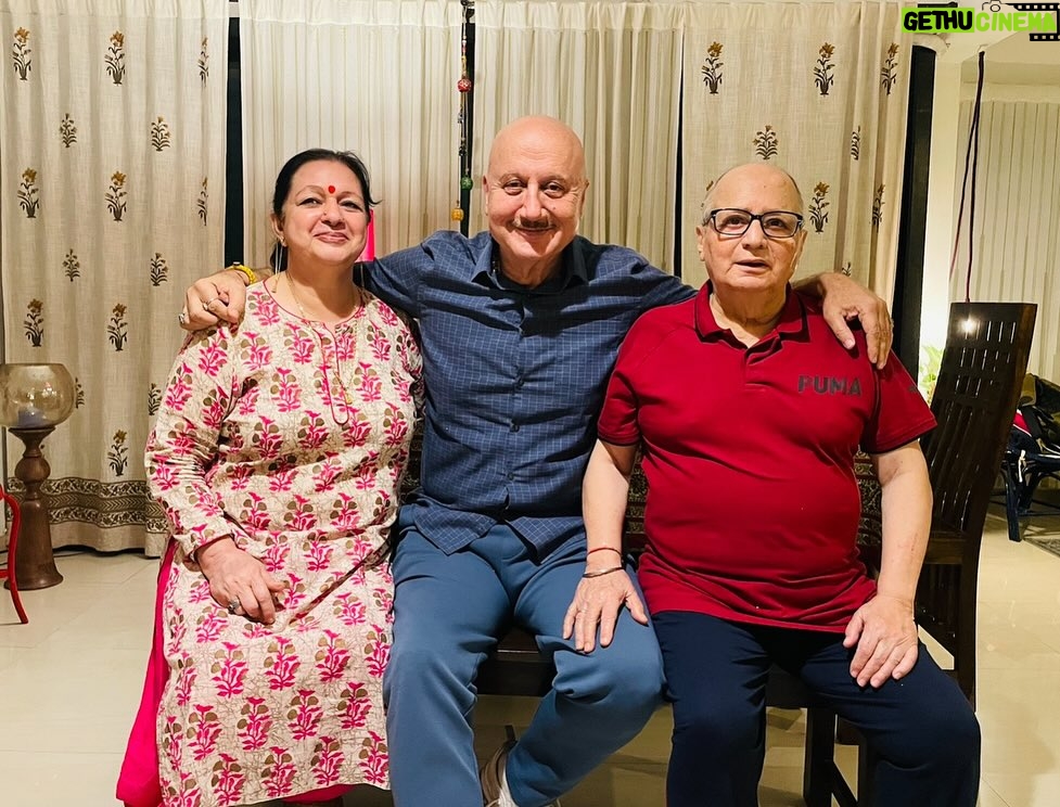 Anupam Kher Instagram - Happy 46th wedding anniversary to the world’s best #Chacha #Chachi. You have both contributed richly in your own ways to my life. You are God’s special gift to the #Kher family. May you both have a long and happy life! Lots of love, hugs and prayers! ❤️❤️😍 #PLKher #Neelam #HappyAnniversary Mumbai - मुंबई