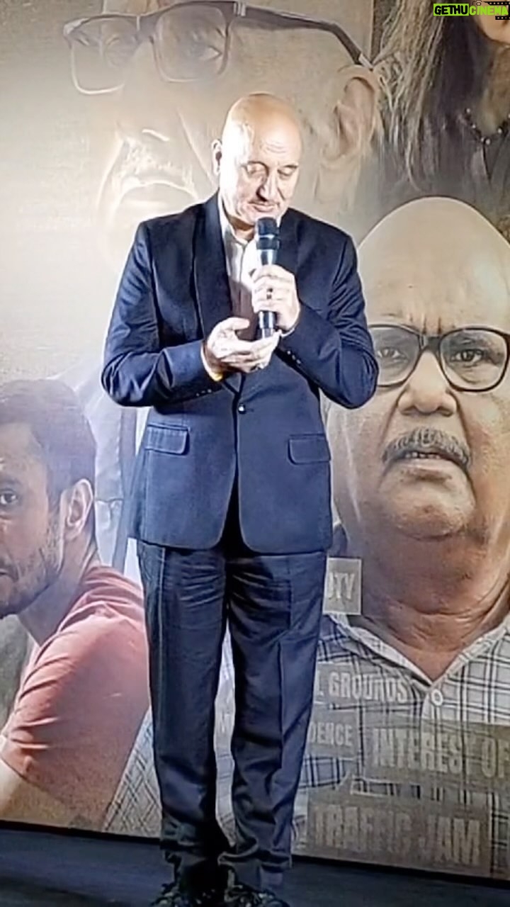Anupam Kher Instagram - मेरे दोस्त सतीश की तस्वीर को फूलों से नहीं…. ख़ूबसूरत यादों से सजाते है… #काग़ज़2 फ़िल्म के ट्रेलर रिलीज़ पर मेरे दिल के कुछ सिमटे हुए….. और कुछ बिखरे हुए जज़्बात…. :) शुक्रिया सुहेल! ये वीडियो भेजने के लिए! 🙏😍#Kaagaz2 Juhu PVR