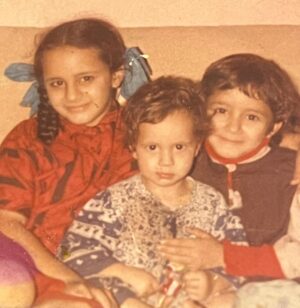 Anupam Kher Instagram - कुछ पुरानी तस्वीरें…. यादों के पन्नों से…. अब हम सब बड़े हो गये है… ❤️#Raju #Sikandar #Priyanka #Bhavna #Ruchika #KishenMama #Reema #Dulari #SheelaMasi