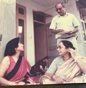 Anupam Kher Instagram - कुछ पुरानी तस्वीरें…. यादों के पन्नों से…. अब हम सब बड़े हो गये है… ❤️#Raju #Sikandar #Priyanka #Bhavna #Ruchika #KishenMama #Reema #Dulari #SheelaMasi
