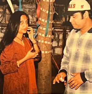 Anupam Kher Instagram - कुछ पुरानी तस्वीरें…. यादों के पन्नों से…. अब हम सब बड़े हो गये है… ❤️#Raju #Sikandar #Priyanka #Bhavna #Ruchika #KishenMama #Reema #Dulari #SheelaMasi