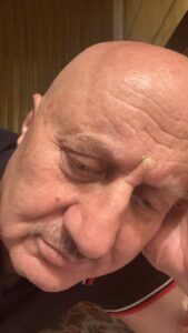 Anupam Kher Instagram - चश्मा पहनने से पहले हीरो स्टाइल… , और फिर ज़ीरो style …. 😂🤣🤣🤣🤣 #Reels #Comedy #Fun Mumbai - मुंबई