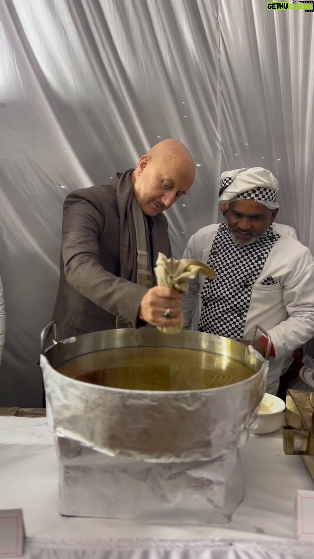 Anupam Kher Instagram - Always wanted to try my hand at making Jalebi!! Never imagined that It is tough to go round and round. But I had fun! ЁЯШмЁЯШмЁЯШм #Jalebi рд╢реНрд░реА рд░рд╛рдо рдЬрдиреНрдорднреВрдорд┐, рдЕрдпреЛрдзреНрдпрд╛ - Shri Ram Janmabhoomi, Ayodhya