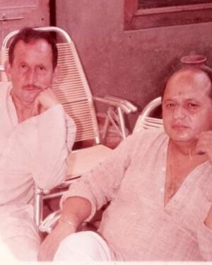 Anupam Kher Instagram - EXTRAORDINARY MR. PUSHKAR NATH JI:: आज पिताजी को गये 12 साल हो गए हैं। लेकिन ऐसा कोई दिन नहीं है जब हमने उनके प्यार को,उनकी सादगी को, उनके त्याग को, उनके sense of humour को याद नहीं किया। मैंने अपने जीवन में उनके जैसा सेल्फलैस इंसान नहीं देखा है। वो लोगों में केवल प्यार ही प्यार बाँटते थे। उन्होने मुझे फेलियर को सेलिब्रेट करना सिखाया।हमारे प्यारे पुष्कर नाथ जी! आप हमेशा हमारे साथ थे! और हमेशा में हमारे साथ रहेंगे। ये उनका फेवरेट गाना था! ❤️❤️❤️ #BestFather