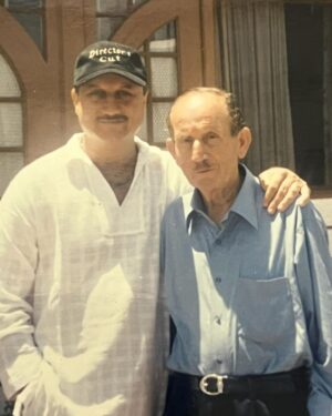 Anupam Kher Instagram - EXTRAORDINARY MR. PUSHKAR NATH JI:: आज पिताजी को गये 12 साल हो गए हैं। लेकिन ऐसा कोई दिन नहीं है जब हमने उनके प्यार को,उनकी सादगी को, उनके त्याग को, उनके sense of humour को याद नहीं किया। मैंने अपने जीवन में उनके जैसा सेल्फलैस इंसान नहीं देखा है। वो लोगों में केवल प्यार ही प्यार बाँटते थे। उन्होने मुझे फेलियर को सेलिब्रेट करना सिखाया।हमारे प्यारे पुष्कर नाथ जी! आप हमेशा हमारे साथ थे! और हमेशा में हमारे साथ रहेंगे। ये उनका फेवरेट गाना था! ❤️❤️❤️ #BestFather