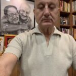 Anupam Kher Instagram - ग़ुस्सा या Anger तन और मन - दोनों के लिए हानिकारक है! क्या कहा आपने! कैसे? तो सुनिए और देखिए इस वीडियो को! जय हो! 😍🙏 #MondayMotivation #AngerIsInjuriousToHealth #LifeLessons Mumbai - मुंबई