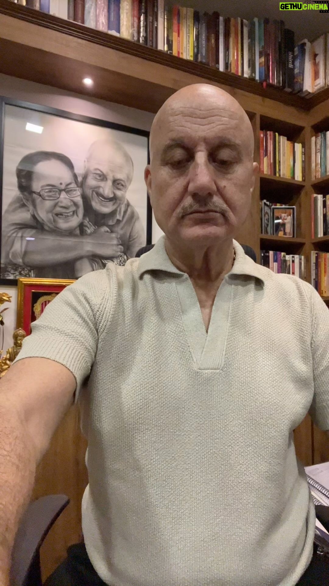 Anupam Kher Instagram - ग़ुस्सा या Anger तन और मन - दोनों के लिए हानिकारक है! क्या कहा आपने! कैसे? तो सुनिए और देखिए इस वीडियो को! जय हो! 😍🙏 #MondayMotivation #AngerIsInjuriousToHealth #LifeLessons Mumbai - मुंबई