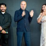Anupam Kher Instagram - It was my pleasure to unveil highly talented @sohamshah19’s novel #BloodMoon yesterday. The event was full of love, warmth and nostalgia! Met so many friends. Got an interesting #NeverBeforeAsked question from a lady in the audience, “आपकी beauty का राज़ क्या है!?” Jai Ho! 😍❤️👏 #Books Juhu Vile Parle Gymkhana Club