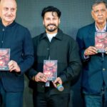 Anupam Kher Instagram - It was my pleasure to unveil highly talented @sohamshah19’s novel #BloodMoon yesterday. The event was full of love, warmth and nostalgia! Met so many friends. Got an interesting #NeverBeforeAsked question from a lady in the audience, “आपकी beauty का राज़ क्या है!?” Jai Ho! 😍❤️👏 #Books Juhu Vile Parle Gymkhana Club