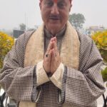 Anupam Kher Instagram - आज मैं दुनिया भर में रह रहें मेरे कश्मीरी हिंदू भाई बहनों को आत्मिक रूप से साथ लेकर श्री राम जी के प्राण प्रतिष्ठान के महा समारोह में भाग ले रहा हूँ।आज का दिन भारत के इतिहास का स्वर्णिम दिन है।हर भारतीय को बहुत बहुत बधाई एवं शुभकामनाएँ! जय श्री राम! 🙏🕉🙏 श्री राम जन्मभूमि, अयोध्या - Shri Ram Janmabhoomi, Ayodhya