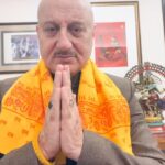 Anupam Kher Instagram - आज मैं अयोध्या जा रहा हूँ।कल के प्राण प्रतिष्ठान महासमारोह में भाग लेने।मन में हर्षोल्लास है।साथ ही कृतज्ञता का भाव उन लाखों राम भक्तों और सेवकों के लिए जिनके अंथक प्रयत्नों और बलिदान के कारण हमें 22 जनवरी का एतिहासिक दिन देखने को मिलेगा! कल हम सब इतिहास का एक अभिन्न अंग बनेंगें।हमारी आने वाली पुश्ते हमें याद रखेंगी।विशेष धन्यवाद हमारे प्रधानमंत्री श्री @narendramodi जी को जो हमारे लिए इस पूजनीय दिन को भव्य और आत्मिक बनाने में मन और आत्मा से तल्लीन है।जय श्री राम! 🙏🕉 #RamMandir #Ayodhya #PranPratishthan Mumbai Chatrapati Shivaji Aiport T1