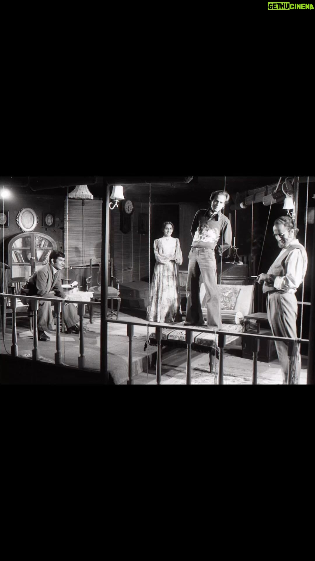 Anupam Kher Instagram - Identify the actors in this pic!! 💔 #LongDaysJourneyIntoNight #Play #1978 Mumbai - मुंबई