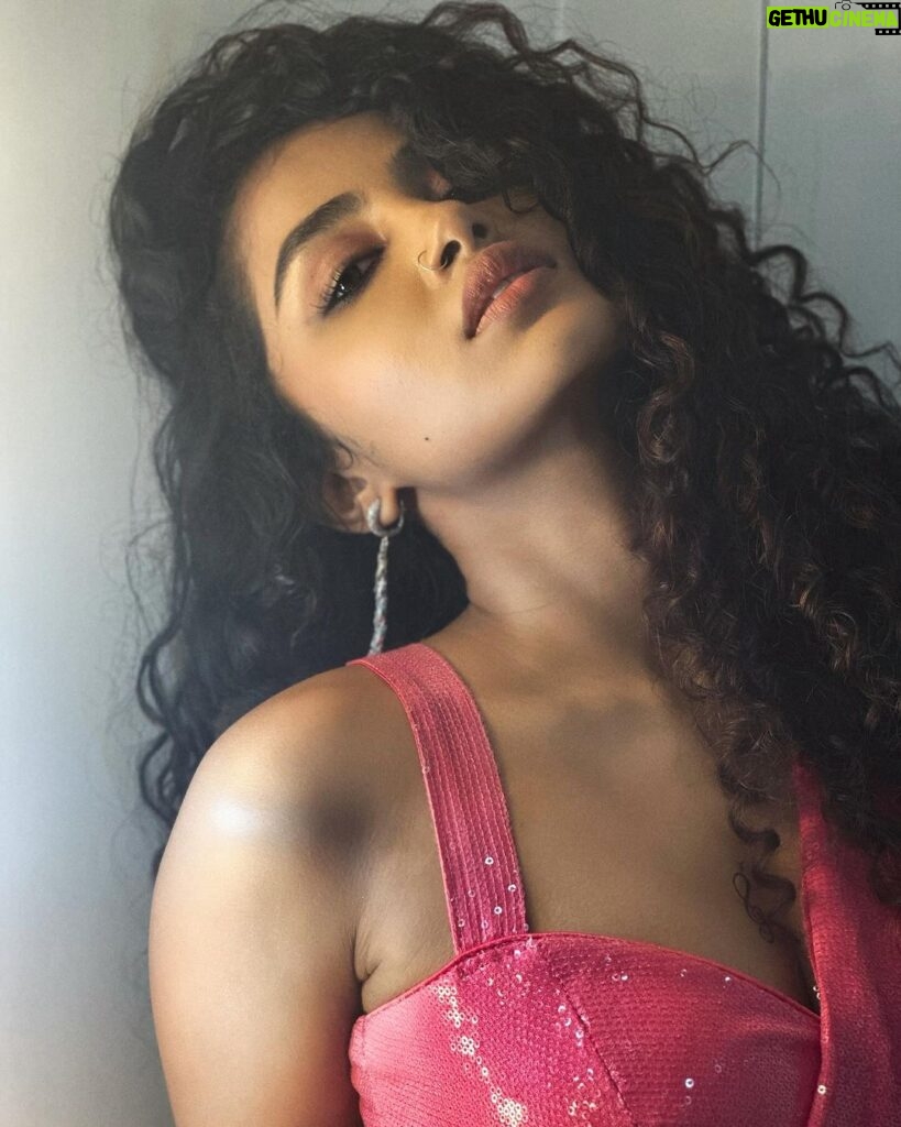 Anupama Parameswaran Instagram - Somethin’ ‘bout you Makes me feel like a dangerous woman ! 👄