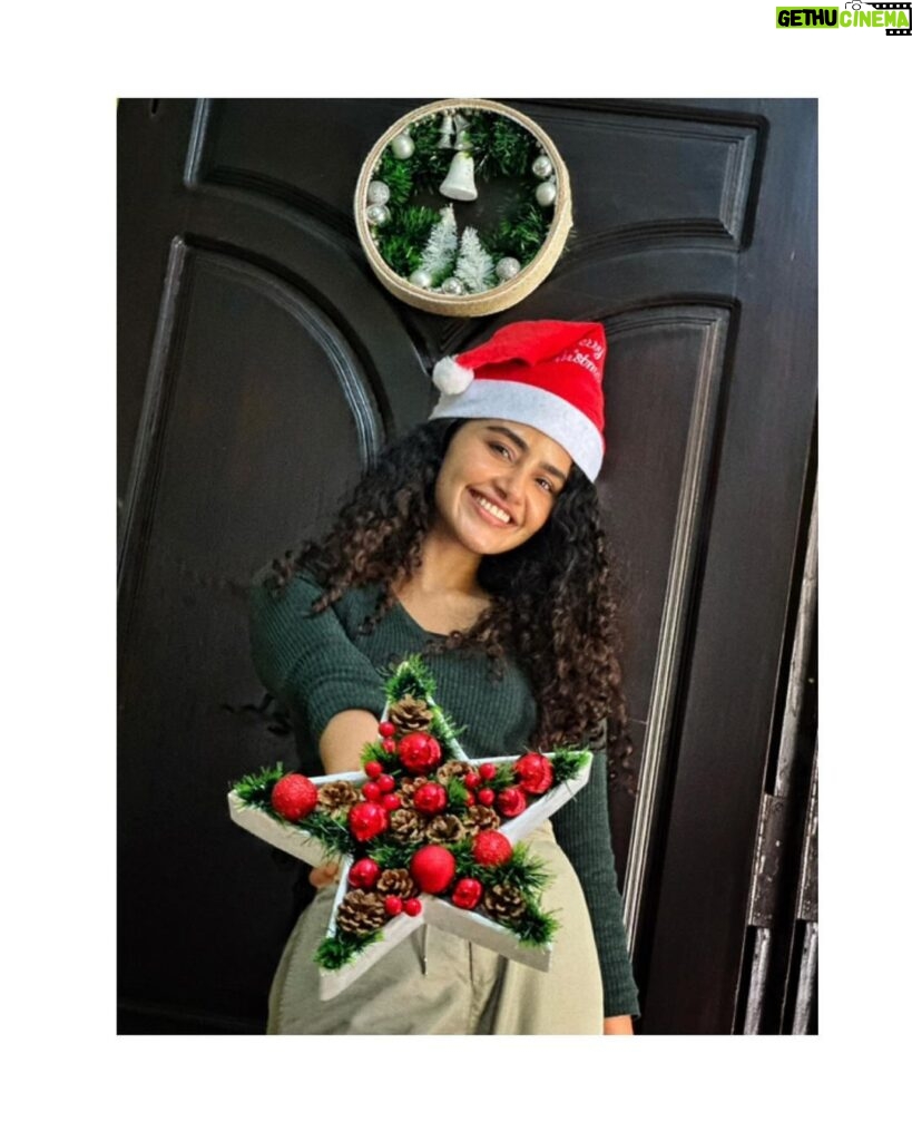 Anupama Parameswaran Instagram - Merry Christmas 🎄🎁